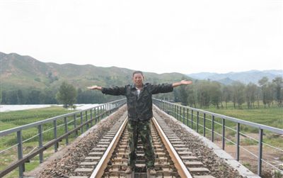 在接受媒体采访时，羊倌卢伟还原了当时在铁轨中间迎面拦火车的动作。因为他的提醒，火车避免了与泥石流相撞的险情。据@央视新闻