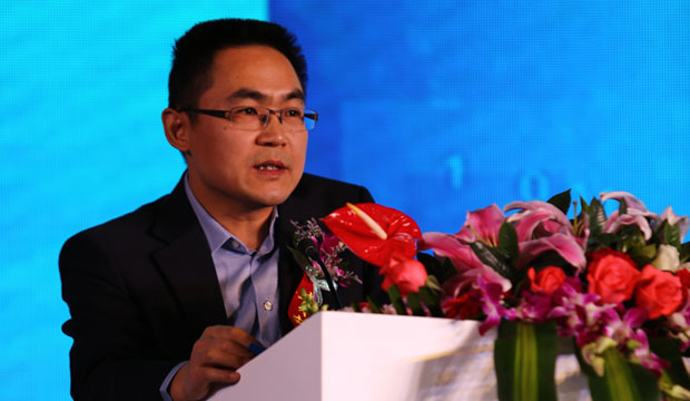 主持人正在主持颁奖仪式