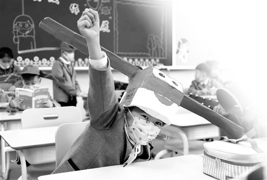 浙江小学低年级萌娃返校开学 开学第一天“一米帽”上热搜