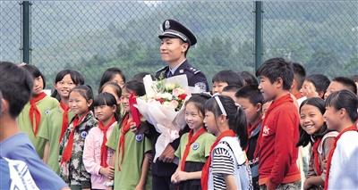 奔赴贵州省黔西南州支教的北京民警