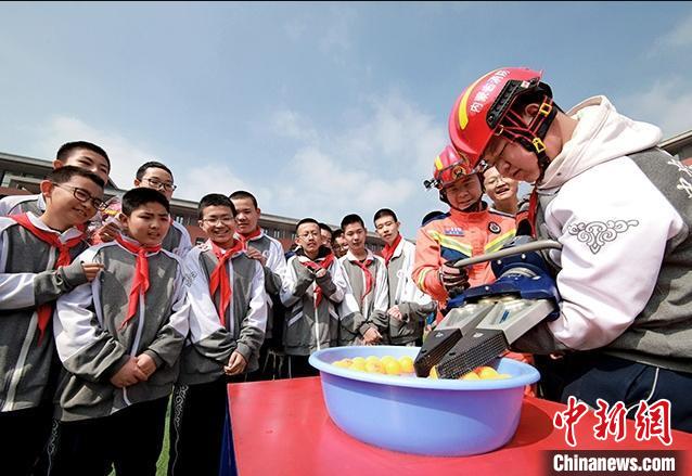 内蒙古6700多所中小学幼儿园开展消防和应急救护大演练