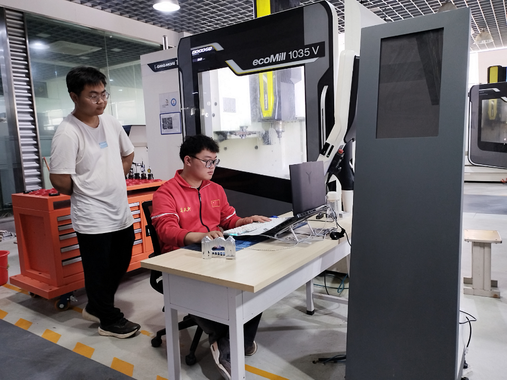 机器人、电子显微镜等成热门专业——河南省技师学院见闻