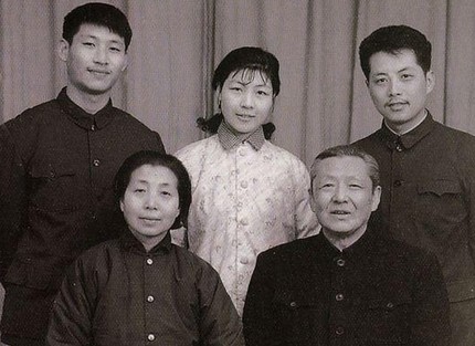 习仲勋罕见全家福