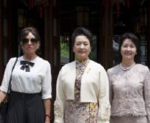 彭丽媛游园大气着装