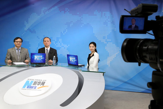 与主持人亲切交流