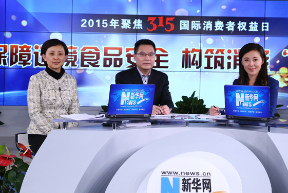 访谈现场嘉宾与主持人合影