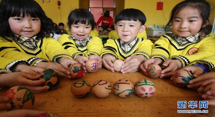 3月21日幼儿园迎春分 举行“立蛋”活动