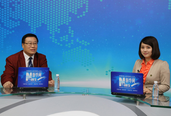 嘉宾与主持人合影