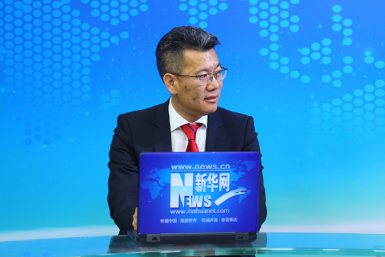 沈阳机床集团董事长关锡友在访谈现场与主持人交流