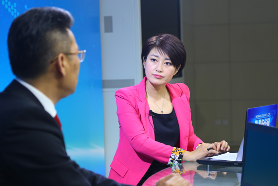 主持人苑茵子与嘉宾现场交流