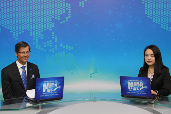 嘉宾与现场主持人合影