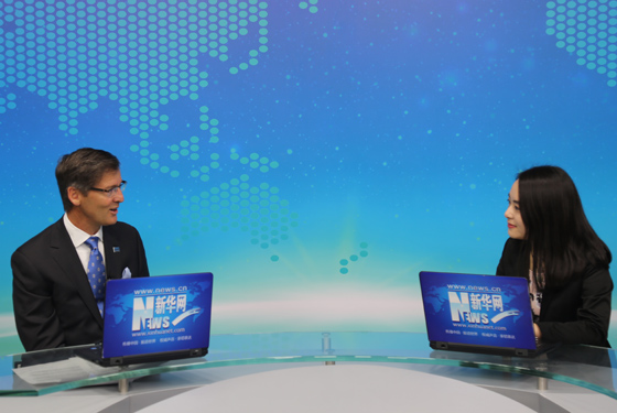 主持人与嘉宾交谈