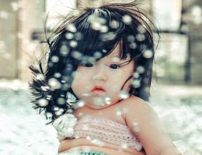 六個月胖寶寶化身"美人魚"