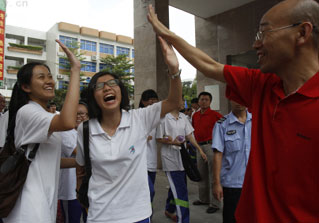 祈祷 安慰 击掌相庆 目击高考表情 组图