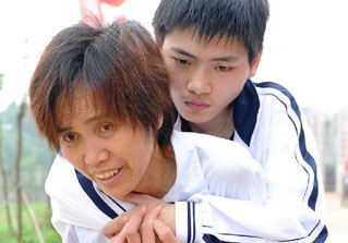 故事：46岁母亲背21岁重病儿子进高考考场