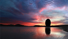 日出朝霞紅勝火