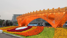 北京“丝路金桥”主题景观点亮灯光