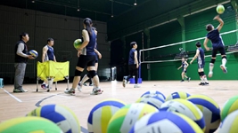 古稀之年,他用热爱拉长排球生涯