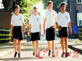 大热天不让穿短裤 抗议！