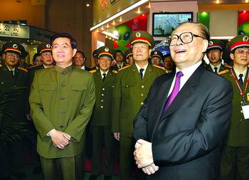 军委主席为何不穿军装