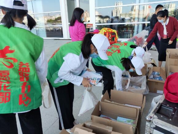 华南理工大学广州学院志愿者为“城际”开通注入青春力量
