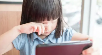 看视频、玩手游、网上冲浪&hellip;&hellip;暑期警惕孩子患上干眼症
