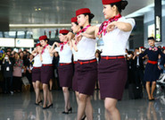 上海：东航空姐、安保炫舞虹桥 百名青年激情快闪