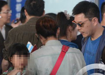 赵普酷装携全家回京 娇妻女儿首度曝光