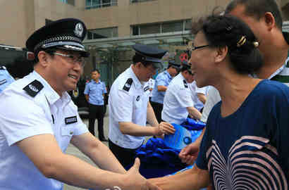 公安部4副部长北京街头发放防恐手册