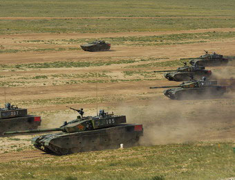 军方曝光超猛演习照：99改坦克集群冲锋