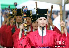 韩国民众着传统服饰跳舞迎接中秋