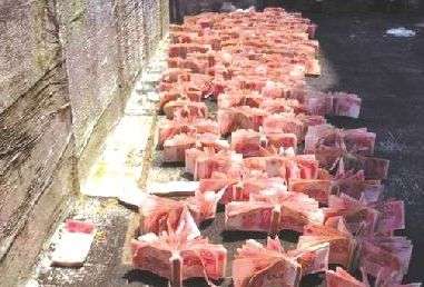 小偷将保险柜扔水中 失主寻回后晒钱200多万元