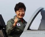 朴槿惠试乘韩国国产FA-50战斗机