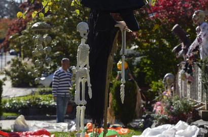 美国纽约民众迎接万圣节