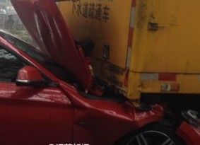 女司机开车睡着 跑车钻进前车尾部