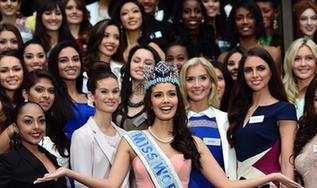 世界小姐齐聚伦敦拍摄&ldquo;全家福&rdquo;