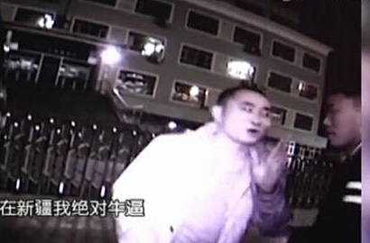 乌鲁木齐豪车司机醉酒当街将大便扔交警