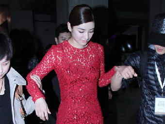 黄奕穿性感红裙现身 助理左右相扶