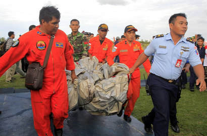 印尼搜救人员将失事客机残骸打捞上岸