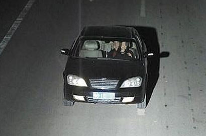 两对男女车内搂抱热吻违反交规 湖北警方公布照片