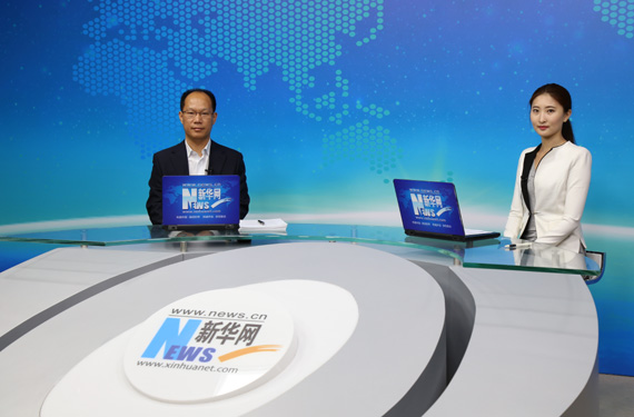 访谈嘉宾与主持人合影