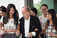 大学教授撞脸爱因斯坦走红