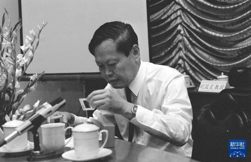时光相册丨在影像中缅怀杨振宁先生-新华网